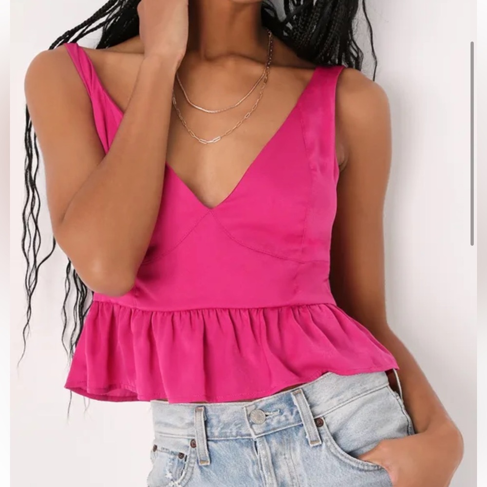 ⚜️ 3/$25 ⚜️ NWOT Lulus Fuchsia Satin V-Neck Peplum Tank Top, M